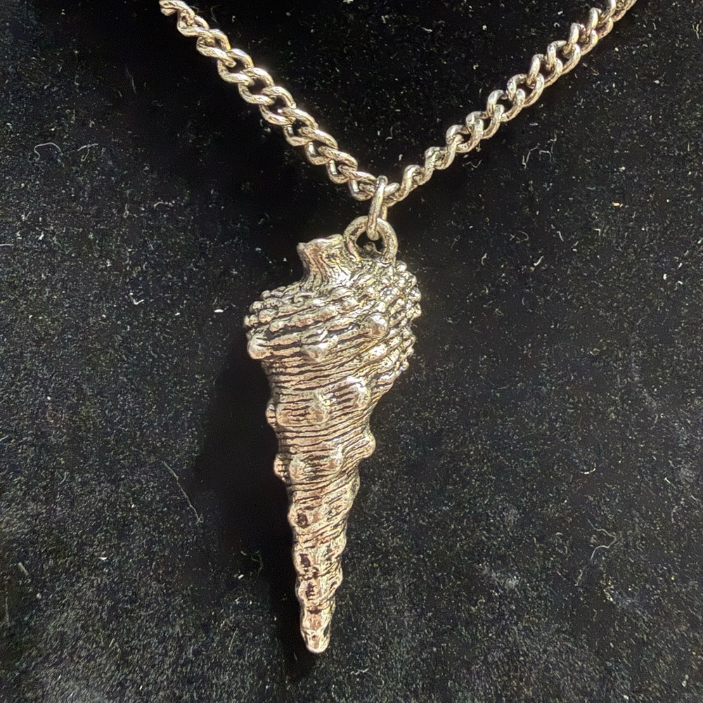 Elegant silvery Shell Pendant Necklace heavy
